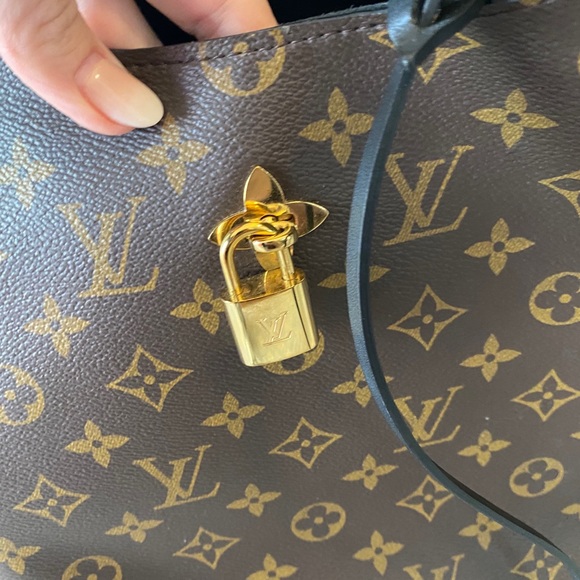 Louis Vuitton Flower Hobo Noir - Picture 15 of 15